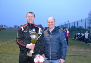 Kamil Mianowski z pucharem i wójt Marcin Kołodziejczyk (2016)