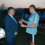 Marcin Wantusiak (Drewmex) odbiera puchar za III miejsce