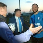 Tomasz Jędrzejewski (Victoria) z pucharem za I miejsce