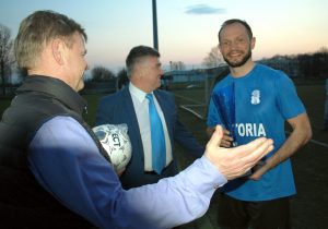 Tomasz Jędrzejewski (Victoria) z pucharem za I miejsce