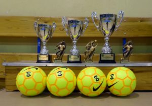 Puchary, statuetki, piłki